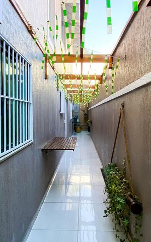 Casa à venda com 180m², 4 quartos e 2 vagas Casa à venda com 180m², 4 quartos e 2 vagasCorredor