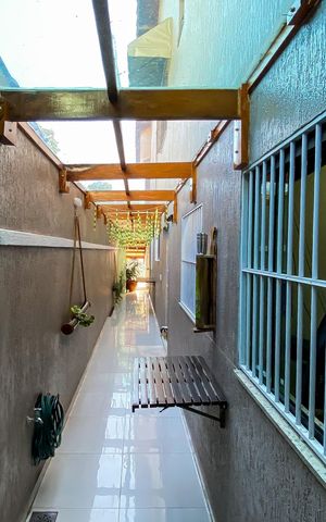 Casa à venda com 180m², 4 quartos e 2 vagas Casa à venda com 180m², 4 quartos e 2 vagasCorredor