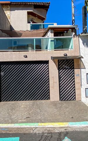 Casa à venda com 180m², 4 quartos e 2 vagas Casa à venda com 180m², 4 quartos e 2 vagasFachada