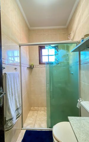 Casa à venda com 180m², 4 quartos e 2 vagas Casa à venda com 180m², 4 quartos e 2 vagasBanheiro
