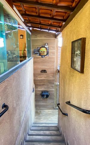 Casa à venda com 180m², 4 quartos e 2 vagas Casa à venda com 180m², 4 quartos e 2 vagasEscada