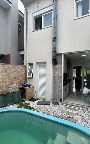 Casa à venda com 118m², 3 quartos e 2 vagas Casa à venda com 118m², 3 quartos e 2 vagasÁrea externa