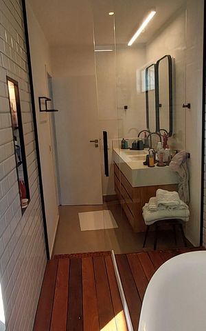 Casa à venda com 450m², 4 quartos e 2 vagas Casa à venda com 450m², 4 quartos e 2 vagasBanheiro