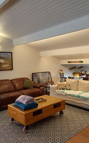 Casa à venda com 450m², 4 quartos e 2 vagas Casa à venda com 450m², 4 quartos e 2 vagasSala