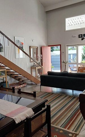 Casa à venda com 450m², 4 quartos e 2 vagas Casa à venda com 450m², 4 quartos e 2 vagasSala