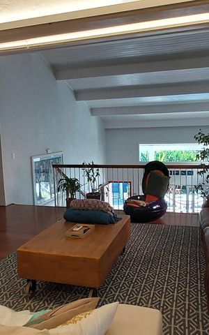 Casa à venda com 450m², 4 quartos e 2 vagas Casa à venda com 450m², 4 quartos e 2 vagasSala