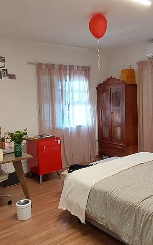 Casa à venda com 450m², 4 quartos e 2 vagas Casa à venda com 450m², 4 quartos e 2 vagasQuarto