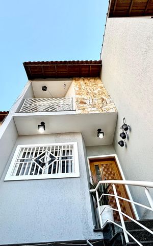 Casa à venda com 180m², 4 quartos e 4 vagas Casa à venda com 180m², 4 quartos e 4 vagasFachada