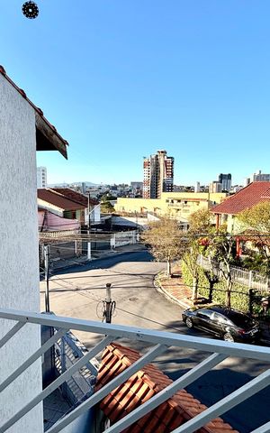 Casa à venda com 180m², 4 quartos e 4 vagas Casa à venda com 180m², 4 quartos e 4 vagasVaranda