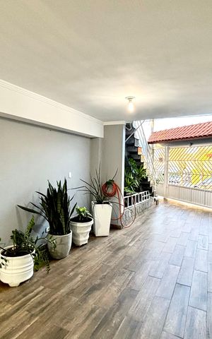 Casa à venda com 180m², 4 quartos e 4 vagas Casa à venda com 180m², 4 quartos e 4 vagasGaragem