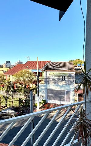 Casa à venda com 180m², 4 quartos e 4 vagas Casa à venda com 180m², 4 quartos e 4 vagasVaranda