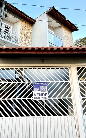 Casa à venda com 180m², 4 quartos e 4 vagas Casa à venda com 180m², 4 quartos e 4 vagasFachada