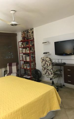 Casa à venda com 215m², 3 quartos e 2 vagas Casa à venda com 215m², 3 quartos e 2 vagasQuarto