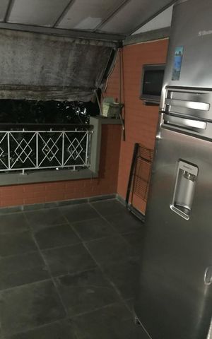 Casa à venda com 215m², 3 quartos e 2 vagas Casa à venda com 215m², 3 quartos e 2 vagasÁrea externa