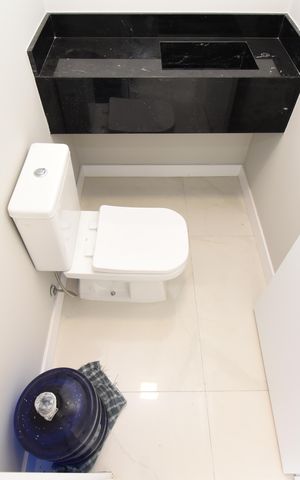 Casa de condomínio à venda com 250m², 3 quartos e 2 vagasLavabo