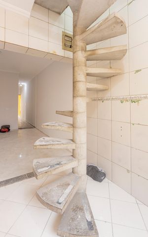 Casa para alugar com 316m², 3 quartos e 3 vagasEscada