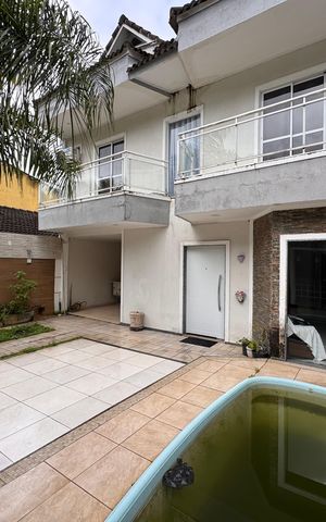 Casa de condomínio à venda com 270m², 3 quartos e 3 vagas Casa de condomínio à venda com 270m², 3 quartos e 3 vagasÁrea externa