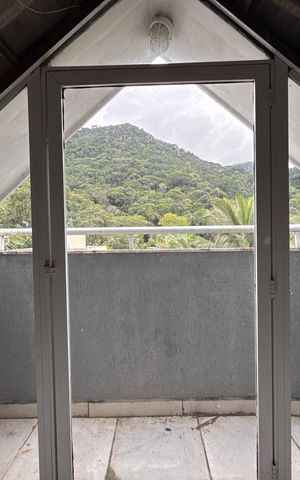 Casa de condomínio à venda com 270m², 3 quartos e 3 vagas Casa de condomínio à venda com 270m², 3 quartos e 3 vagasSótão