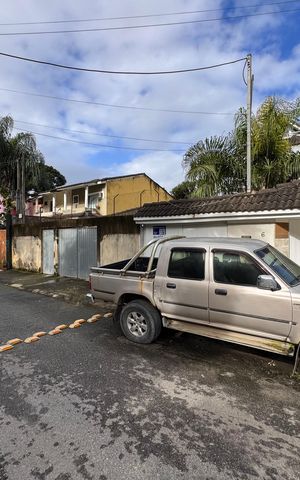 Casa de condomínio à venda com 270m², 3 quartos e 3 vagas Casa de condomínio à venda com 270m², 3 quartos e 3 vagasFachada