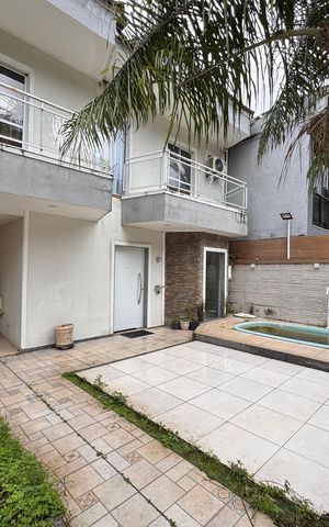 Casa de condomínio à venda com 270m², 3 quartos e 3 vagas Casa de condomínio à venda com 270m², 3 quartos e 3 vagasÁrea externa