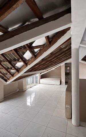 Casa de condomínio à venda com 270m², 3 quartos e 3 vagas Casa de condomínio à venda com 270m², 3 quartos e 3 vagasSótão