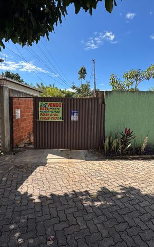 Casa à venda com 225m², 6 quartos e 4 vagas Casa à venda com 225m², 6 quartos e 4 vagasFachada longe