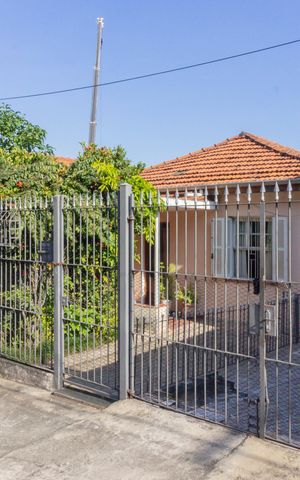 Casa à venda com 129m², 3 quartos e 3 vagas Casa à venda com 129m², 3 quartos e 3 vagasFachada