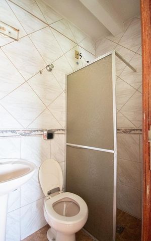 Casa para alugar com 59m², 2 quartos e 1 vaga Casa para alugar com 59m², 2 quartos e 1 vagaBanheiro Social