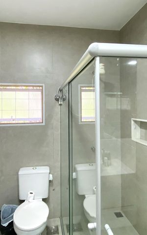 Casa de condomínio à venda com 375m², 3 quartos e 2 vagas Casa de condomínio à venda com 375m², 3 quartos e 2 vagasBanheiro da Suíte