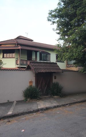 Casa à venda com 360m², 6 quartos e 6 vagasFachada