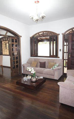 Casa à venda com 360m², 6 quartos e 6 vagasSala