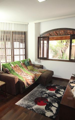 Casa à venda com 360m², 6 quartos e 6 vagasSala