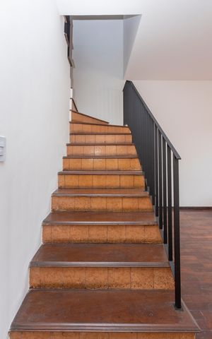 Casa à venda com 202m², 4 quartos e 3 vagasEscada para os quartos