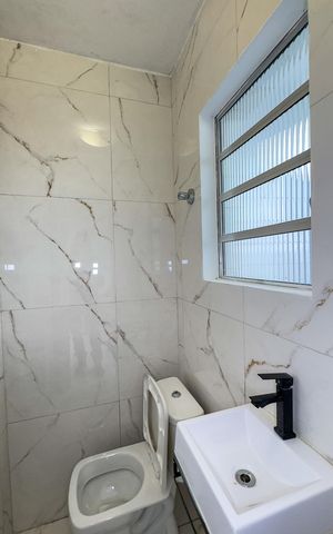Casa à venda com 170m², 3 quartos e 2 vagas Casa à venda com 170m², 3 quartos e 2 vagasBanheiro de serviço