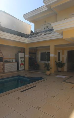 Casa de condomínio à venda com 200m², 4 quartos e 3 vagasQuintal