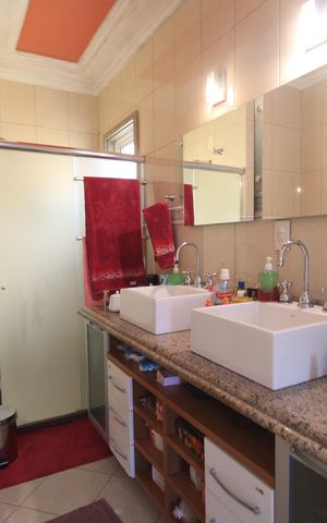 Casa de condomínio à venda com 200m², 4 quartos e 3 vagasBanheiro da suíte