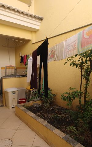 Casa de condomínio à venda com 200m², 4 quartos e 3 vagasÁrea de serviço