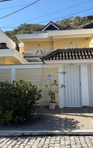 Casa de condomínio à venda com 200m², 4 quartos e 3 vagasFachada