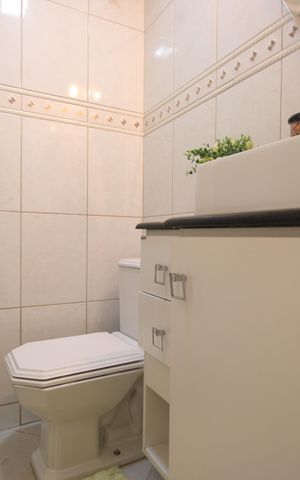 Casa de condomínio à venda com 200m², 4 quartos e 3 vagasBanheiro social