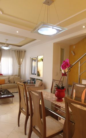 Casa de condomínio à venda com 200m², 4 quartos e 3 vagasSala