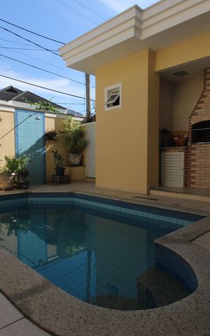 Casa de condomínio à venda com 200m², 4 quartos e 3 vagasQuintal - Piscina 