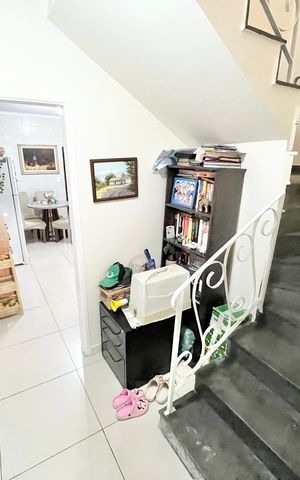 Casa à venda com 150m², 4 quartos e 2 vagas Casa à venda com 150m², 4 quartos e 2 vagasCopa / Escada