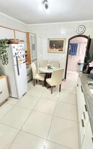 Casa à venda com 150m², 4 quartos e 2 vagas Casa à venda com 150m², 4 quartos e 2 vagasCozinha