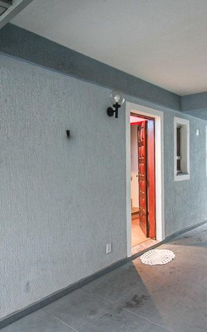 Casa à venda com 180m², 3 quartos e 5 vagas Casa à venda com 180m², 3 quartos e 5 vagasGaragem