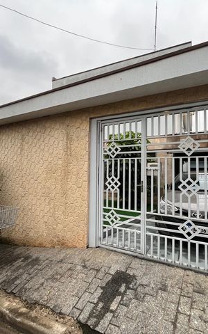 Casa à venda com 180m², 3 quartos e 5 vagas Casa à venda com 180m², 3 quartos e 5 vagasFachada