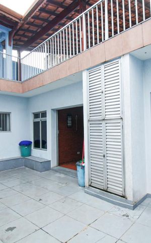 Casa à venda com 180m², 3 quartos e 5 vagas Casa à venda com 180m², 3 quartos e 5 vagasQuintal