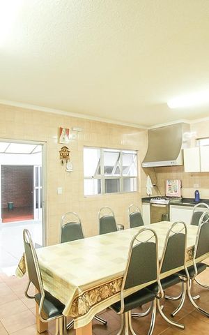 Casa à venda com 180m², 3 quartos e 5 vagas Casa à venda com 180m², 3 quartos e 5 vagasCozinha