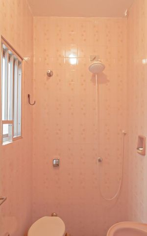 Casa à venda com 180m², 3 quartos e 5 vagas Casa à venda com 180m², 3 quartos e 5 vagasBanheiro de serviço