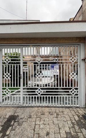 Casa à venda com 180m², 3 quartos e 5 vagas Casa à venda com 180m², 3 quartos e 5 vagasFachada