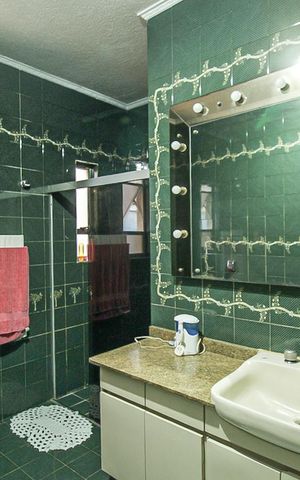 Casa à venda com 180m², 3 quartos e 5 vagas Casa à venda com 180m², 3 quartos e 5 vagasBanheiro